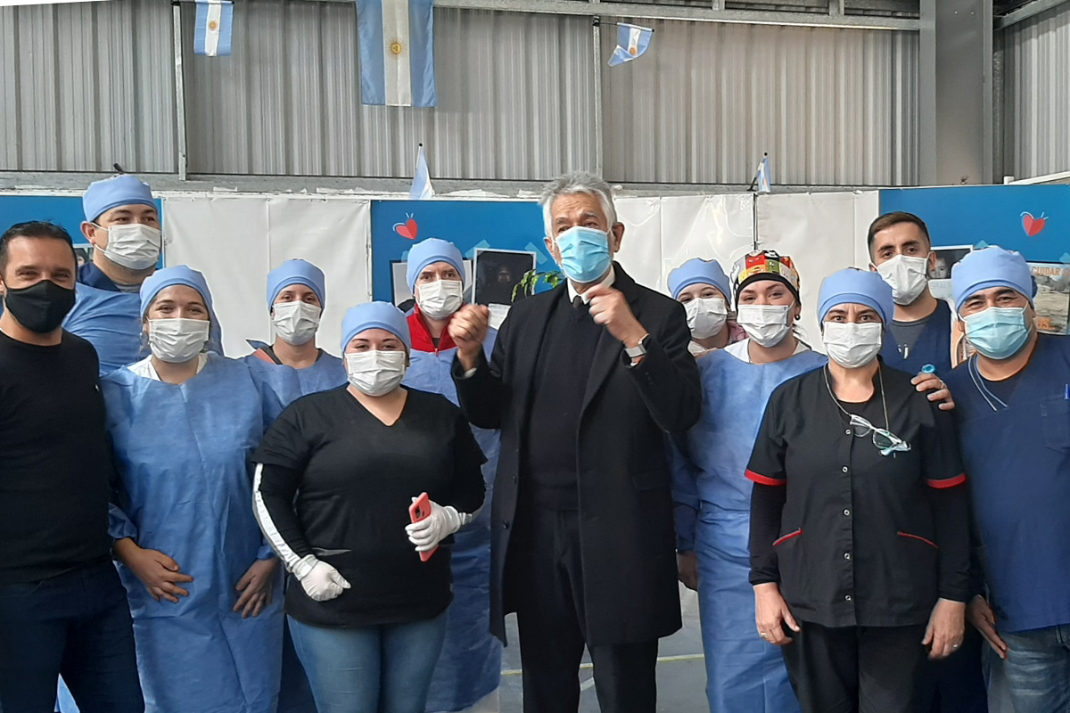 Con un gesto patrio, el gobernador asistió al operativo de vacunación en San Luis