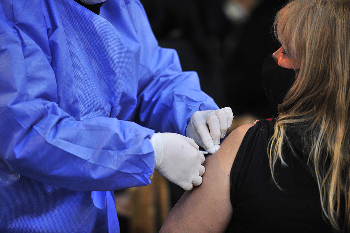 Más de 2.600 personas fueron convocadas este martes para recibir su dosis de la vacuna contra el COVID-19
