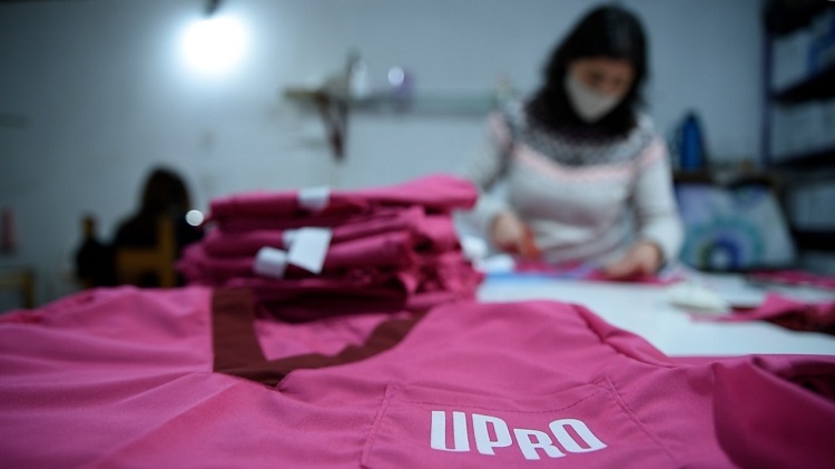 La UPrO confecciona ropa para trabajadores de la salud