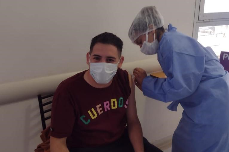 La vacunación para completar esquemas continuó en Quines con 400 personas citadas