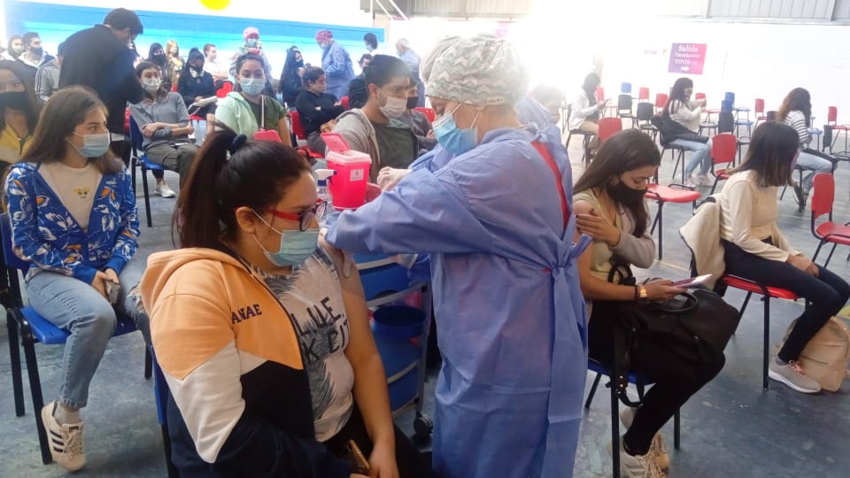 La campaña de vacunación contra el Coronavirus continúa este lunes con más de 10.000 vecinos convocados