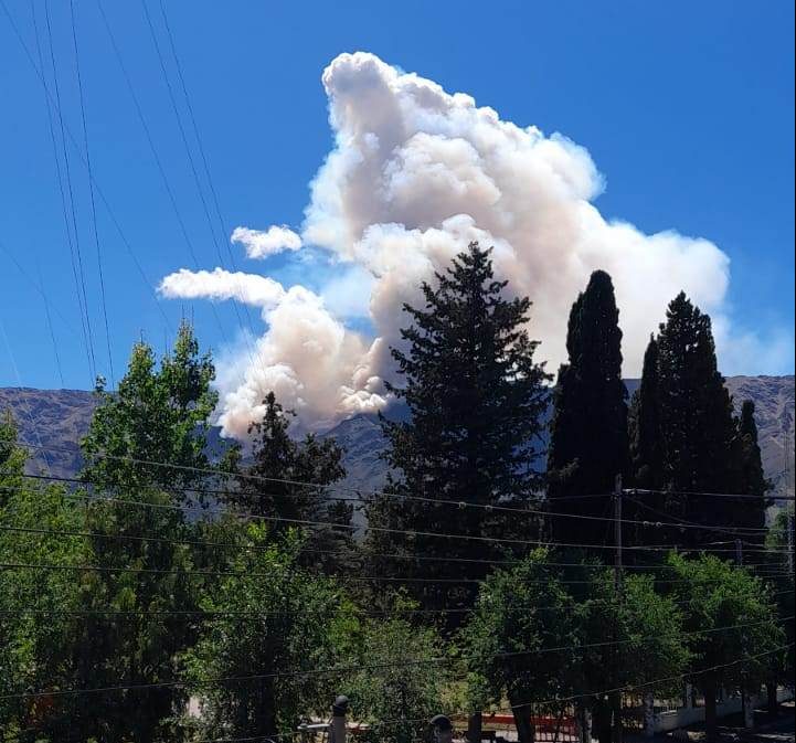 Bomberos y brigadistas combaten incendios en cercanías de Villa de Merlo