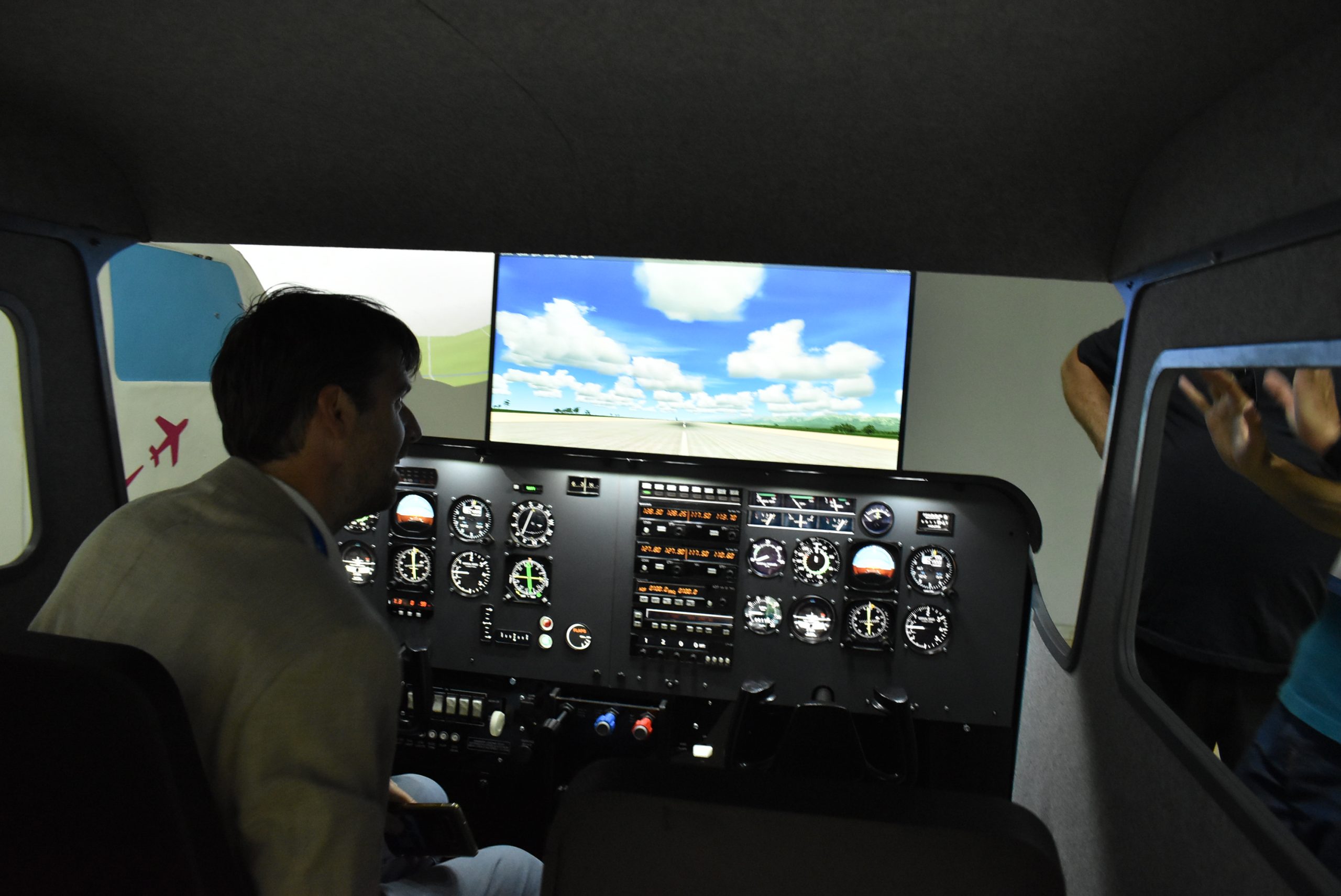 El secretario de Transporte recibió el nuevo simulador de vuelo para los alumnos del CIV