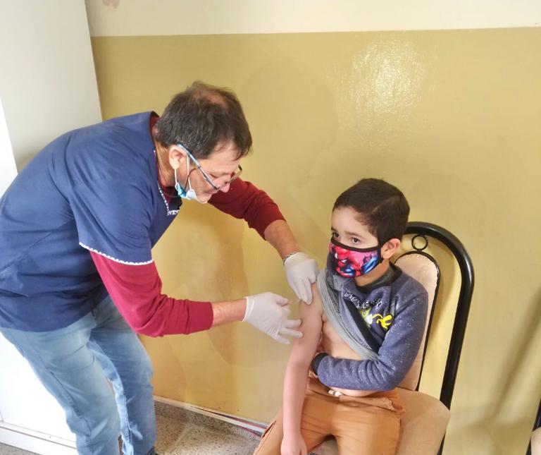 La vacunación a menores llegó a Los Manantiales y Toro Negro