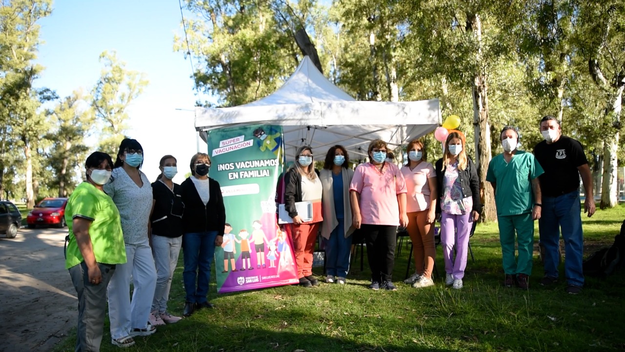 El equipo de Salud montó puestos de vacunación en plazas y en el Parque Costanera Río Quinto de Villa Mercedes
