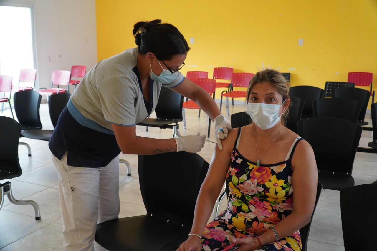 Personal del Hospital “Madre Catalina Rodríguez” continúa con la aplicación de dosis de refuerzo