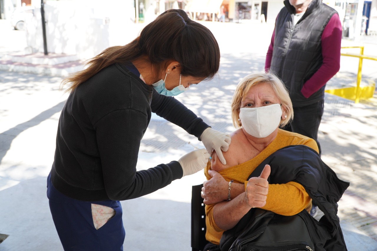 La población respondió positivamente ante el operativo de vacunación en la Plaza de Merlo