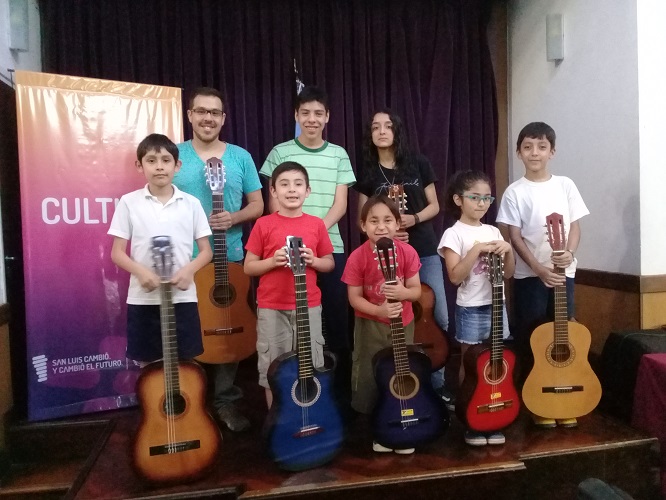 El profesor Lucas Apendino Vázquez retoma su taller de guitarra