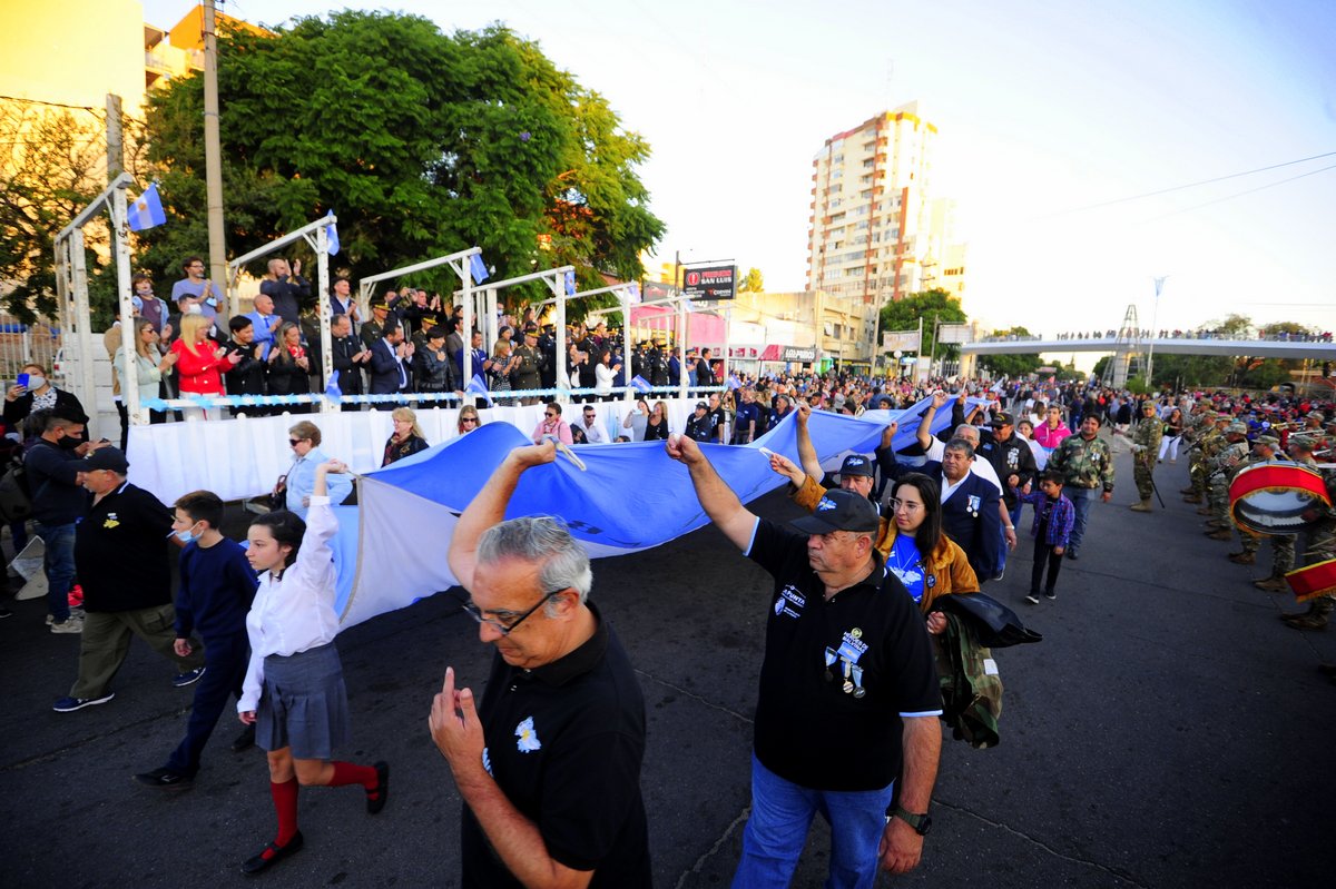 Con un emotivo desfile y la ovación del público, San Luis homenajeó a los veteranos y caídos en Malvinas
