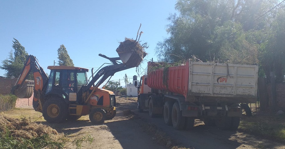 Vialidad Provincial realizó reparación y mantenimiento de caminos, desmalezado y colocación de cartelería