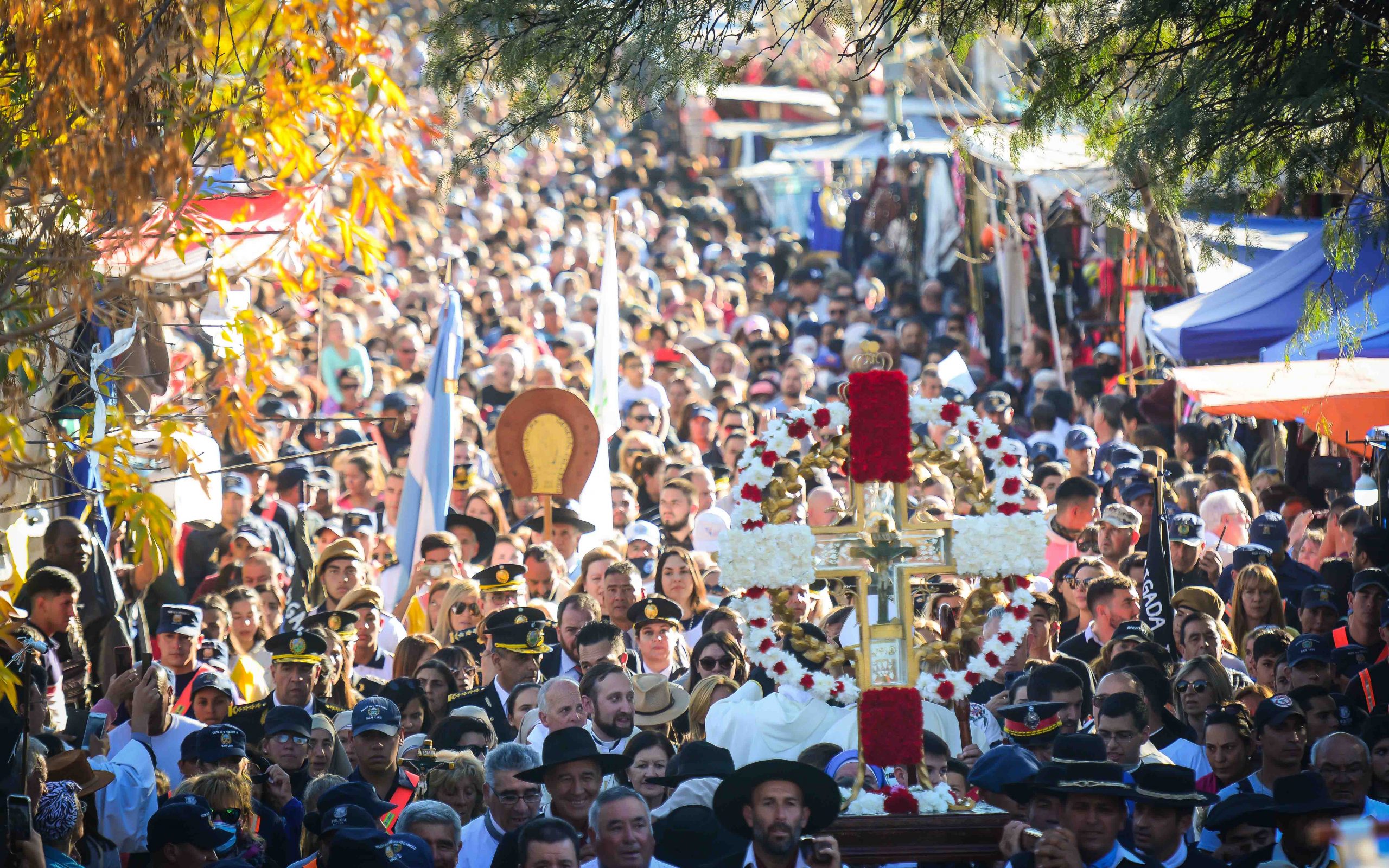 Una multitud de fieles participó de la misa central y la tradicional procesión en honor al Cristo de la Quebrada