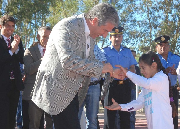El Gobernador hace entrega de una computadora a una niña de la zona