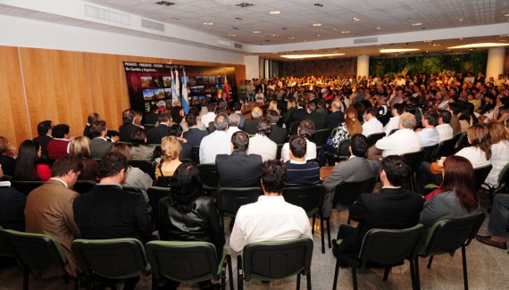 La reunión se desarrolla en el Salón Blanco de Terrazas del Portezuelo.