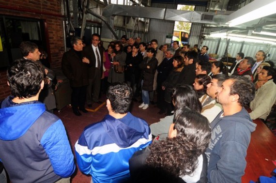 El gobernador, CPN. Claudio Poggi, visitó a los trabajadores de la firma Circus.