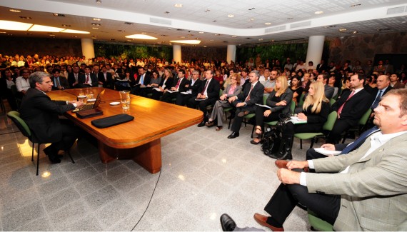 El gobernador, CPN. Claudio Poggi, encabeza la reunión de gabinete ampliada 