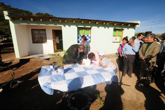 La feliz beneficiaria del Plan de Inclusión Social  concretó el sueño de la casa propia en la localidad de Villa de la Quebrada.. 