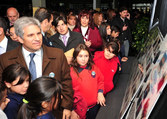El gobernador de San Luis, CPN. Claudio Poggi, junto a funcionarios, alumnos y docentes, en la muestra fotográfica que recorre los 25 años de la escuela.