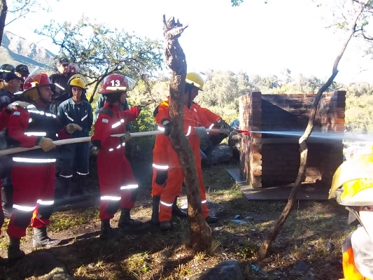 En la localidad de Los Molles se desarrolló un curso de “Incendio Forestal” destinado a Bomberos voluntarios de la provincia.