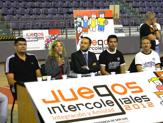 La ministra de Deportes, María Celia Sánchez, junto a el ministro de Educación, Marcelo Sosa y disertantes en la jornada de capacitación.