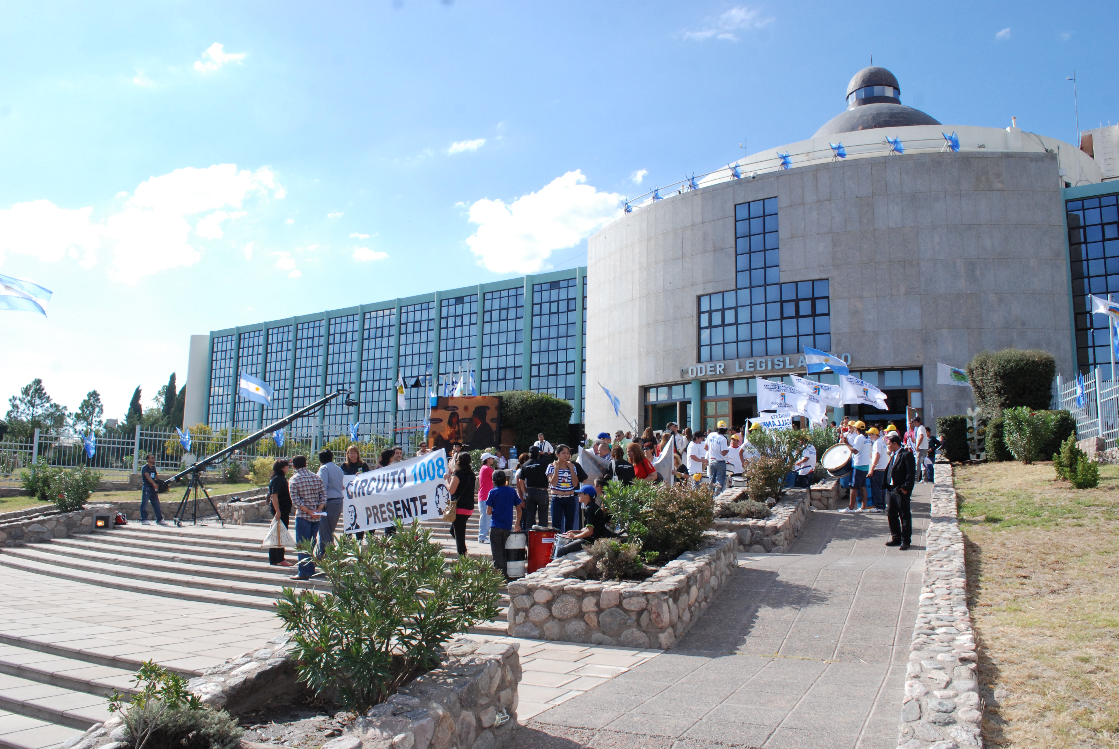 En la explanada de la Legislatura artistas y delegaciones engalanan el ambiente