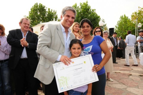 El gobernador de la provincia, CPN Claudio Poggi, junto a Cristina Mara de la asociación ‘Ave Fénix’.