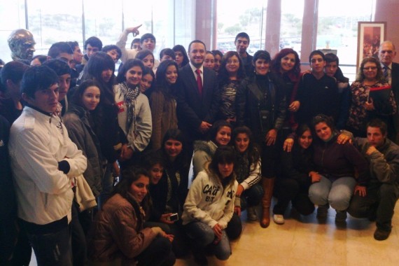 El ministro de Educación, Marcelo Sosa, junto a alumnos y docentes  de la Escuela N° 19 ‘Sarmiento’ 