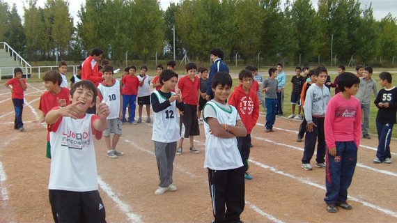 Los Juegos Intercolegiales comenzaron en La Toma con distintas modalidades de atletismo.