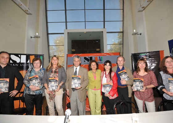 El libro fue escrito por varios autores entre ellos Nora Costa Magna, José Costa Magna,  Águeda Quinteros,  Miguel Padilla,  Graciela Santamaría y Andrea Cardona.  