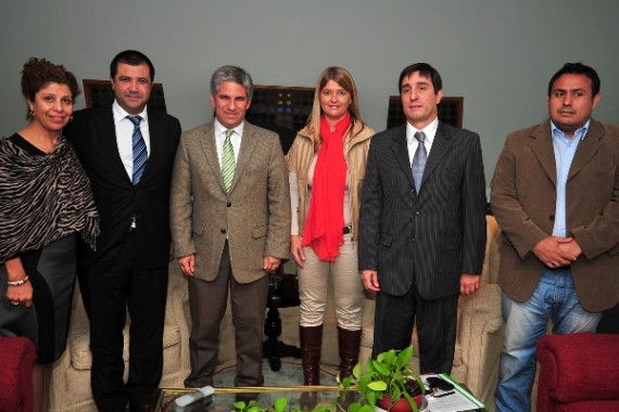 Previo al acto formal en el Salón Blanco de Terrazas del Portezuelo, el Gobernador recibió a las autoridades del Ente Cuyo y a la Ministra de Deporte en su despacho.