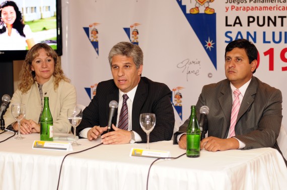 El gobernador de la provincia, CPN. Claudio Poggi, acompañado por la Ministra de Deportes, María Celia Sanchez, y el Intendente de La Punta, Darío Rosas Curi.