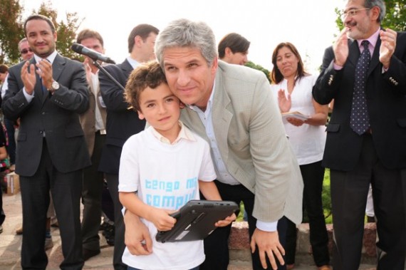 Claudio Poggi con uno de los 109 chicos que recibieron sus computadoras en Tilisarao.