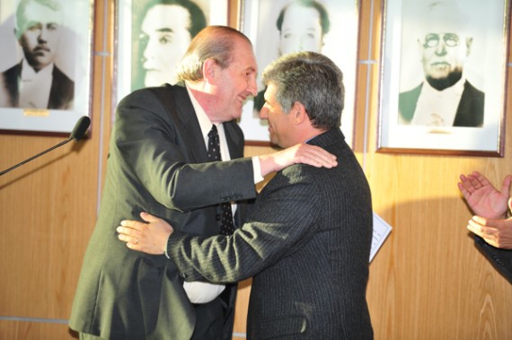 El gobernador de la Provincia, CPN. Claudio Poggi, saludando al nuevo presidente de Laboratorios Puntanos, Pablo Bronzi