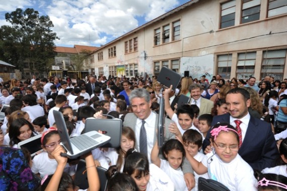 Alumnos recibieron sus computadoras de manos del gobernador Claudio Poggi