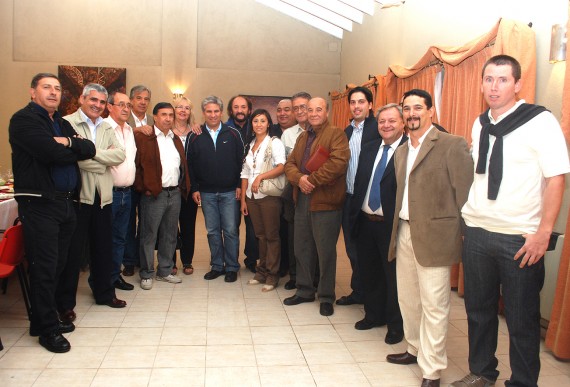 Gremialistas junto con el gobernador.