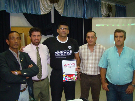 Leyria (centro) junto a las autoridades de los clubes con quienes se firmaron los convenios 