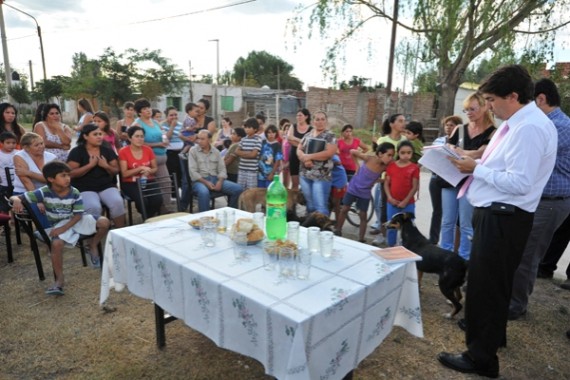 El jefe del Programa Seguridad y Planeamiento, Diego Masci, reunido con vecinos del Plan Lote 3 del Barrio Eva Perón