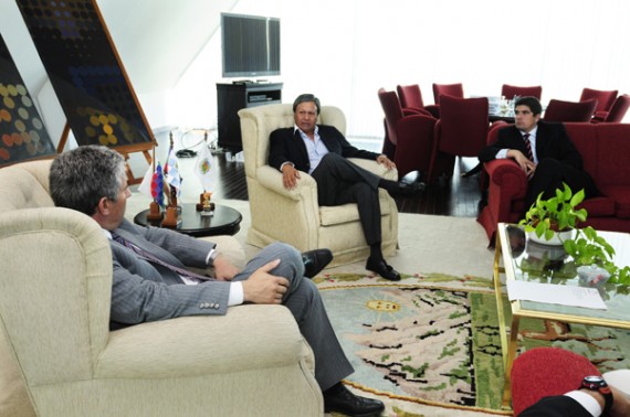 Claudio Poggi en reunión con el ex gobernador de La Rioja, Angel Maza.