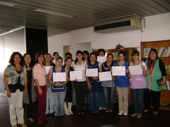 Funcionarias del Subprograma Mujer y Comunidad junto a las participantes de las Jornadas para Bibliotecarios y Promoción dela Lectura.