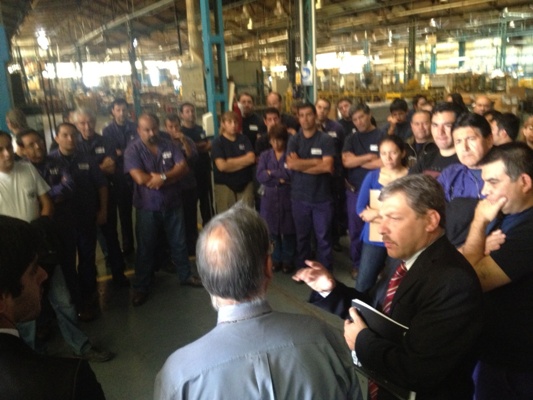 El ministro , Walter Padula,  se reunió en la ex fábrica Prestolite Electric Indiel con los empleados.