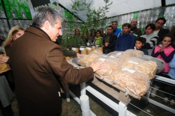 El acto contó la presencia de los alumnos de diversas escuelas de la región, quienes recolectaron las semillas para el vivero