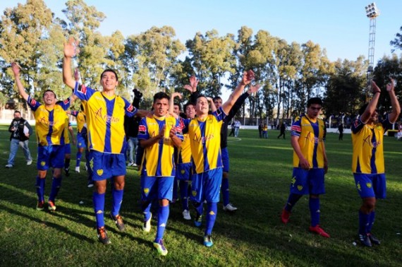 Juventud Unida derrotó 3 a 0 a Rivadavia de Lincoln, y accedió a la próxima instancia del Torneo Argentino 'A'.