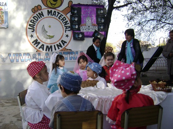 Los Jardines Maternales Provinciales, festejaron el 25 de Mayo.