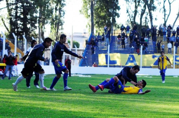 Los jugadores de Juventud festejan el tercer gol con el que sellaron la clasificación a la siguiente ronda.