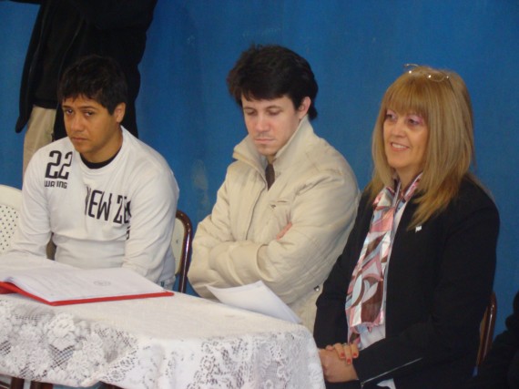 El Gran Maestro de ajedrez, Diego Flores junto a alumnos y autoridades escolares.