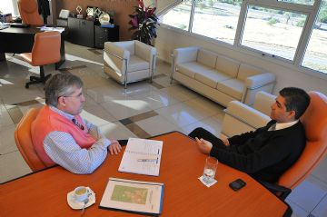 El rector de la Universidad de La Punta (ULP), Alejandro Munizaga, recibió a Marcelo Roich, representante de Avellino, Italia. 