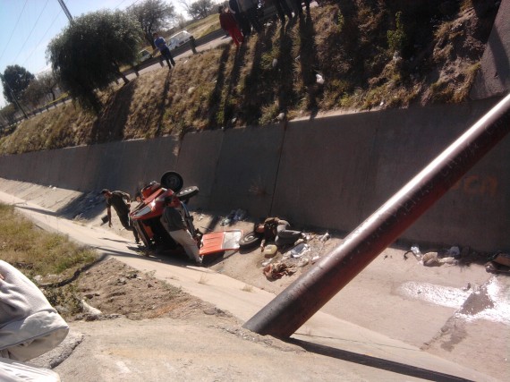 Las imágenes exclusivas de la Agencia de Noticias San Luis (ANSL) muestran el momento en que la mujer, mayor de edad, se encontraba al lado del auto siniestrado aguardando el arribo del personal de salud. 