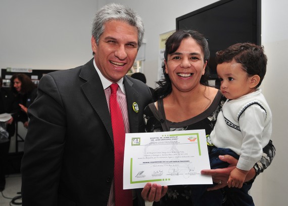 Claudio Poggi junto a una Madre Promotora de la Lactancia y su retoño.