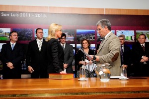 El Gobernador toma juramento a Silvia Sosa Araujo en su nuevo cargo como Jefa del Programa de Administración de Viviendas 