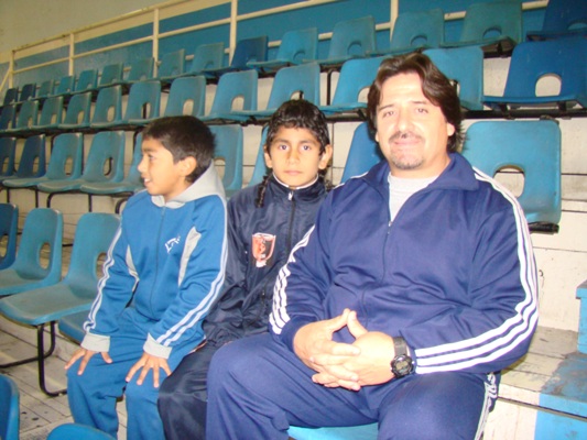 Chango Carlos Krohn, junto a dos alumnos.