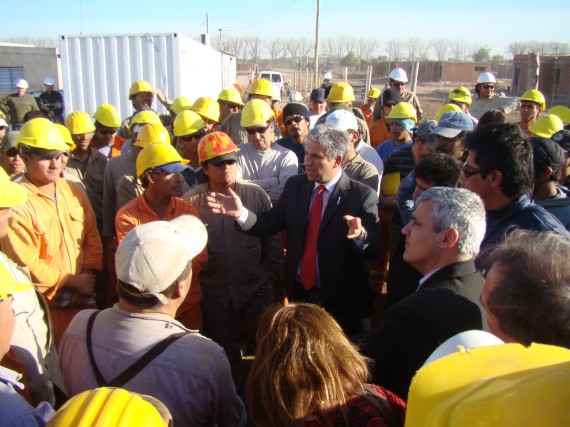 El Gobernador saludó y dialogó con los trabajadores de la UOCRA que se encontraban trabajando en el lugar.